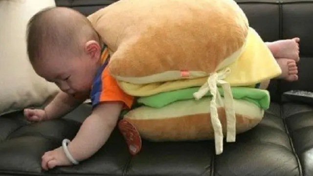 Aksi Orangtua Isengin Anak Saat Tidur, Bikin Ketawa Ngakak