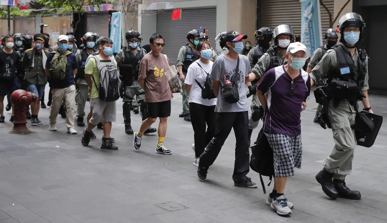 Polisi menahan pengunjuk rasa yang menentang Undang-Undang Keamanan Nasional pada hari peringatan penyerahan Hong Kong ke China dari Inggris di Hong Kong, Rabu (1/7/2020). (AP Photo/Kin Cheung)