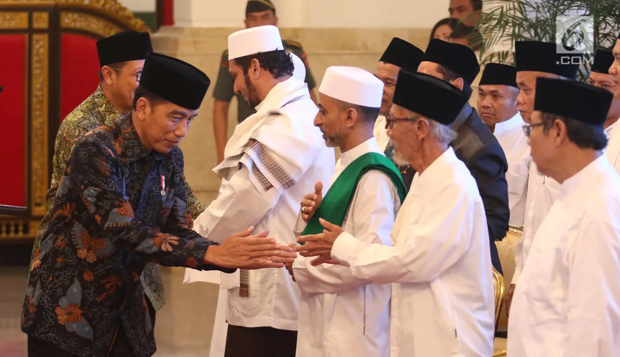 Presiden Joko Widodo bersalaman dengan kiai dan habib se-Jadetabek di Istana Negara, Jakarta, Kamis (7/2). Kepada Jokowi, para ulama dan habib mengaku prihatin atas merebaknya fitnah dan hoaks yang memicu perpecahan. (Liputan6.com/Angga Yuniar)