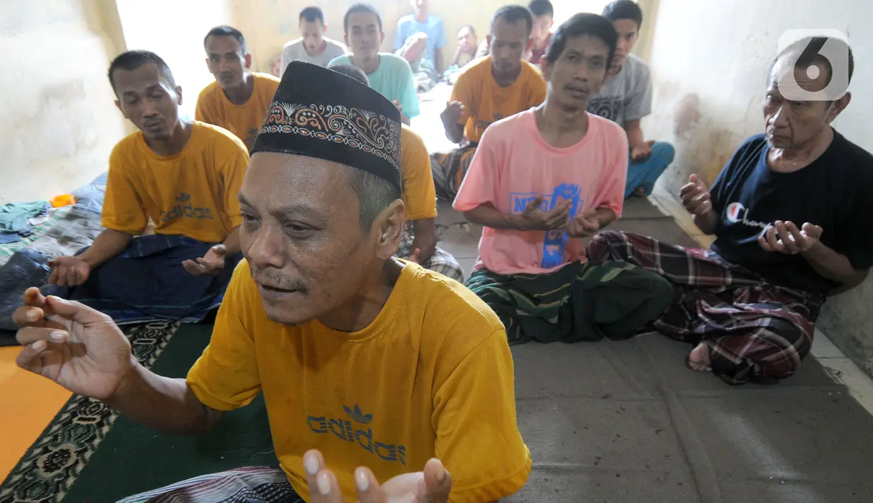 Rata-rata santri disini selain dikirim oleh kelurganya juga drop-an dari berbagai komunitas yang menemukan ODGJ di jalan lalu diserahkan ke ponpes. (merdeka.com/Arie Basuki)