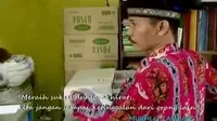 Mukhlis harus berjuang menjadi pemulung, penarik becak, bahkan tukang bangunan demi biaya pendidikannya.