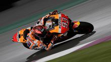Aksi pembalap Repsol Honda, Marc Marquez saat melakoni tes pramusim MotoGP 2018 di Sirkuit Losail, Qatar. (Twitter/Repsol Honda)