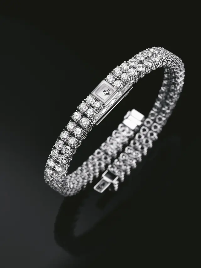 Jam tangan berlapis berlian Jaeger-LeCoultre yang dikenakan Anya Taylor-Joy