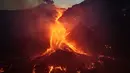 Aliran lava dari Gunung Etna saat erupsi di Catania, Sisilia Italia, Rabu, 12 Agustus 2026. (AFP/ Etna Walk)