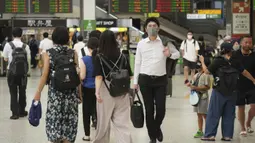 Orang-orang yang memakai masker untuk membantu mengekang penyebaran virus corona COVID-19 berjalan di sekitar Stasiun Ueno, Tokyo, Jepang, Jumat (6/8/2021). Tokyo berada dalam keadaan darurat virus corona COVID-19 sejak pertengahan Juli. (AP Photo/Kantaro Komiya)