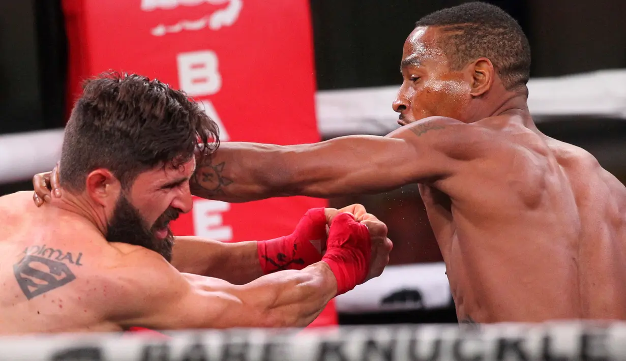 Reggie Barnett (kanan) memukul Travis Thompson dalam pertandingan Bare Knuckle Fighting Championship di Cheyenne, 2 Juni 2018. Tinju tanpa sarung tangan sempat dilarang karena dianggap sadis dan barbar. (Jacob Byk/Wyoming Tribune Eagle via AP)
