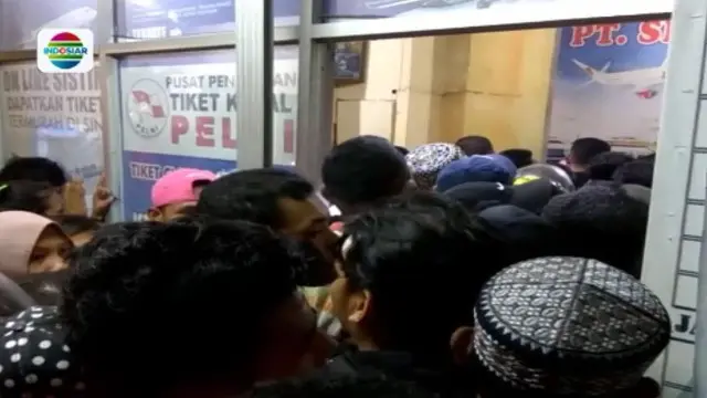 Di Ambon, Maluku, ratusan calon pemudik lebaran berdesakan untuk membeli tiket kapal menuju kampung halaman masing-masing.