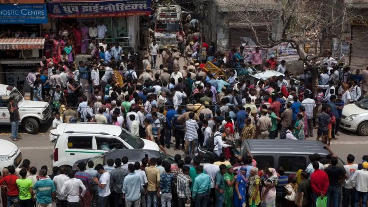 Kerumunan orang memadati sebuah kawasan pemukiman di New Delhi, India, tempat ditemukannya 11 orang korban tewas yang diduga akibat praktik ritual mistis (AP/Rishabh R. Jain)