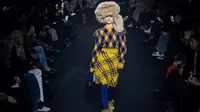 Seorang model mempersembahkan kreasi rumah mode Inggris Burberry selama koleksi peragaan busana Musim Gugur/Musim Dingin 2023 pada hari keempat London Fashion Week, di London, pada 20 Februari 2023. (NIKLAS HALLE'N / AFP)