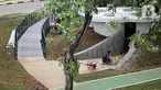 Pekerja menyelesaikan pembangunan penataan kawasan Taman Semanggi, Jakarta, Kamis (13/10/2022). Usai diresmikan Gubernur DKI Jakarta Anies Baswedan pada acara soft launching 12 Oktober 2022 kemarin, penataan ulang kawasan Taman Semanggi dilanjutkan karena realisasi pengerjaan baru mencapai 73,37 persen. (Liputan6.com/Johan Tallo)