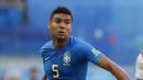 6. Casemiro (Brasil) - Gelandang Real Madrid ini merupakan andalan lini tengah Brasil di Piala Dunia 2018. Kecepatan dan umpan akurat mampu memanjakan striker Brasil untuk mencetak gol. (AP/Alastair Grant)