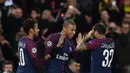 Pemain Paris Saint-Germain, Kylian Mbappe (tengah) merayakan gol bersama rekan-rekannya saat melawan Celtic pada laga grup B Liga Champions di Parc des Princes stadium, Paris, (22/11/2017). PSG menang telak 7-0. (AFP/Franck Fife)