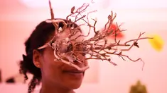 Perancang asesoris asal Prancis Sandrine Paskusz-Koffi menampilkan model kacamata unik berbentuk ranting saat Hyères International Festival of Fashion and Photography 2017, Prancis, Jumat (28/4). (AFP PHOTO / ANNE-CHRISTINE POUJOULAT)