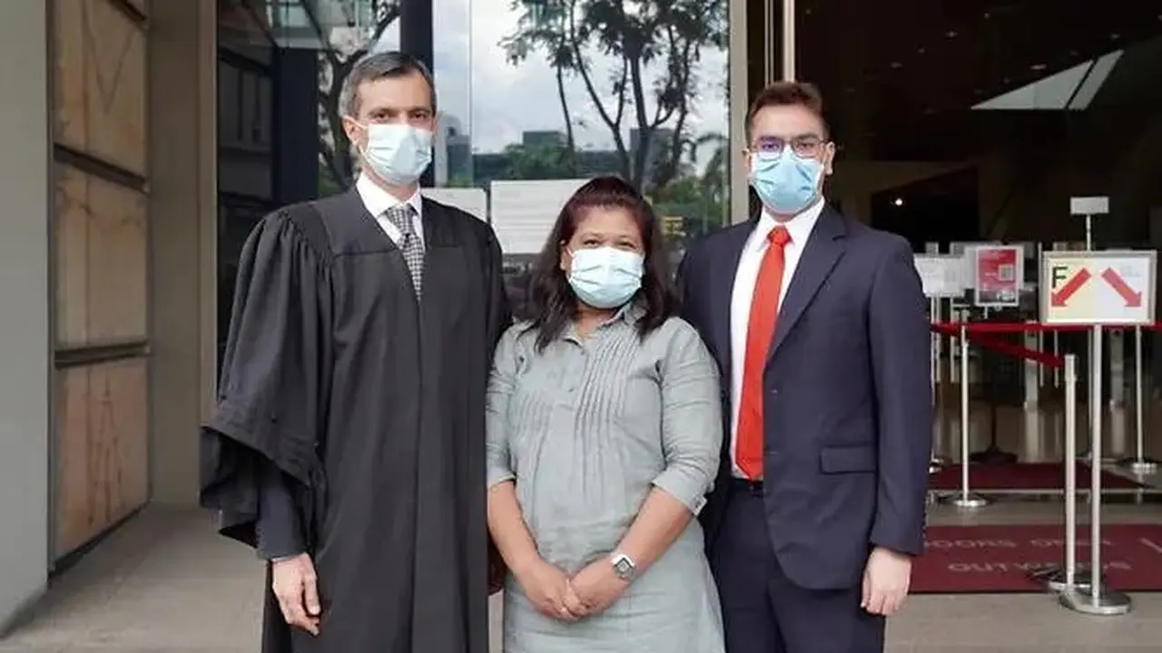 Parti Liyani bersama dengan pengacaranya. (Foto: Organisasi Kemanusiaan untuk Ekonomi Migrasi / Grace Baey)