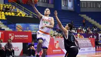 Pemain Pelita Jaya, Faisal Julius Achmad, mencetak 14 poin dan 9 rebound saat mengalahkan NSH Jakarta dalam lanjutan seri V IBL 2016 di C-Tra Arena, Bandung, Jawa Barat, Selasa (5/4/2016). (Bola.com/IBL Indonesia)