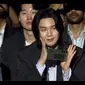 Suga BTS pamer HP Samsung-nya di Samsung Unpacked 2023 sambil malu-malu (Foto: Screenshot Samsung Unpacked).