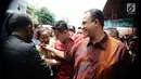 Gubernur DKI Jakarta Anies Baswedan menyemarakkan perayaan Imlek dengan mendatangi Vihara Dharma Bakti di kawasan Glodok, Jakarta Barat, Jumat (16/2). Dengan mengenakan batik, Anies didampingi anak ketiganya, yakni Kaisar. (Liputan6.com/Gempur M Surya)