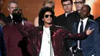 Penyanyi R&B, Bruno Mars mengangkat trofi Album of the Year pada ajang Grammy Awards 2018 di New York City, Minggu (28/1). Tak kurang dari 6 piala Grammy berhasil dibawa pulang termasuk album of the year untuk 24K Magic. (Kevin Winter/Getty Images/AFP)