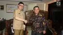 Menteri Dalam Negeri (Mendagri), Tjahjo Kumolo bersalaman dengan ketua Bawaslu, Abhan saat kunjungannya ke kantor Badan Pengawas Pemilu (Bawaslu), Jakarta, Selasa (9/1). (Liputan6.com/Angga Yuniar)