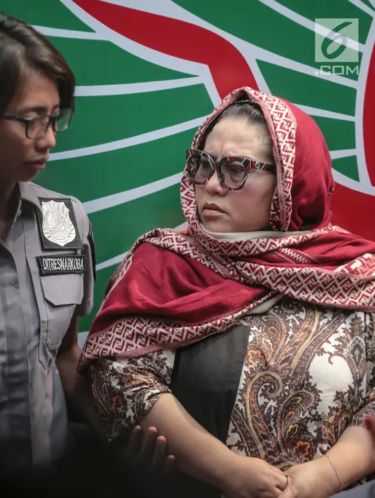 Komedian Tri Retno Prayudati alias Nunung (kanan) saat dihadirkan dalam rilis kasus narkoba di Polda Metro Jaya, Jakarta, Senin (22/7/2019). Nunung ditangkap bersama suaminya, July Jan Sambiran, usai bertransaksi narkoba dengan tersangka TB di kediaman mereka. (Liputan6.com/Faizal Fanani)