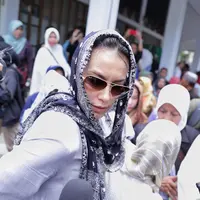 Ariel Noah sedang berduka dengan ditinggalnya oleh ayah tercintanya untuk selama-lamanya. Suasana duka itu, ia didampingi oleh kekasihnya, Sophia Latjuba. (Adrian Putra/Bintang.com)