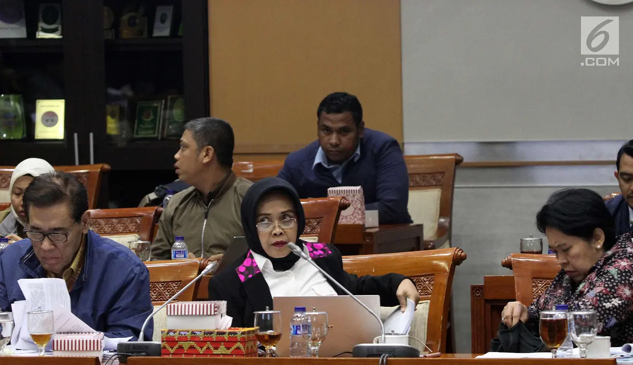 Kepala BPHN, Enny Nurbaningsih (tengah) saat rapat RUU KUHP dengan Komisi III DPR, Jakarta, Senin (5/2). Rapat membahas isu yang masih tertunda seperti pasal terkait pidana mati, penghinaan kepala negara,  perzinaan dan LGBT. (Liputan6.com/Johan Tallo)