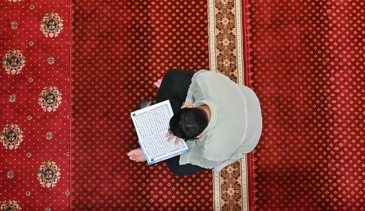 Tadarus adalah momen yang tepat untuk menjaga hafalan Al Quran.  (AFP/CHAIDEER MAHYUDDIN)