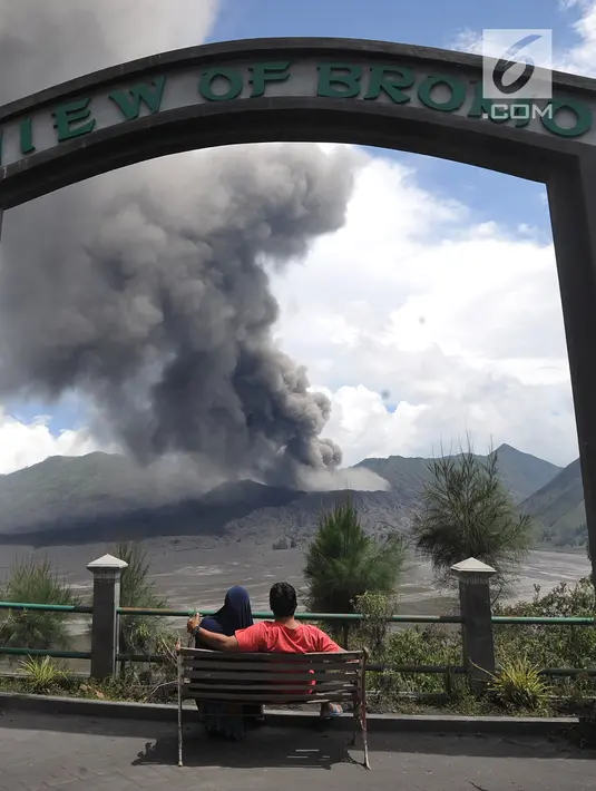 Wisatawan menyaksikan erupsi Gunung Bromo di kawasan Ngadisari, Probolinggo, Jawa Timur, Senin (25/3). Kawasan Gunung Bromo tetap aman dikunjungi wisatawan selama tidak memasuki jarak radius 1 kilometer dari kawah. (merdeka.com/Arie Basuki)