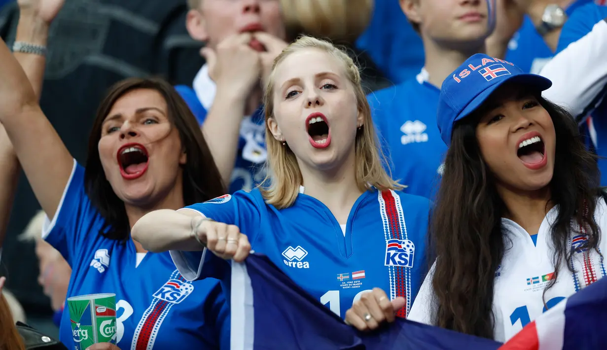 Para suporter cantik Islandia berteriak memberi semangat timnas Islandia saat melawan timnas Perancis dalam Perempat Final Piala Eropa 2016 di Stade de France, Prancis, (3/7).  (Reuters/Carl Recine)