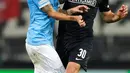 Pemain Lazio Luis Alberto (kiri) berebut bola dengan pemain Sturm Graz Ivan Ljubic pada pertandingan sepak bola Grup F Liga Europa di Merkur Arena, Graz, Austria, 6 Oktober 2022. Pertandingan berakhir imbang 0-0. (AP Photo/Florian Schroetter)