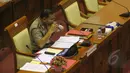 Komjen Pol Badrodin Haiti saat mengikuti Uji kelayakan dan kepatutan (fit and proper test) calon Kapolri di Komisi III DPR, Jakarta, Kamis (16/4/2015). Badrodin tampak meminum air yang disediakan.(Liputan6.com/Helmi Afandi)