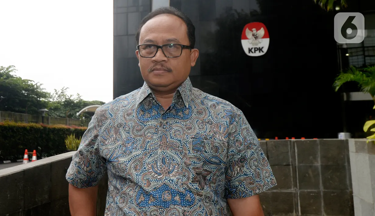 Direktur Utama PT Waskita Beton Precast Djarot Subana usai menjalani pemeriksaan di gedung KPK, Jakarta, Rabu (5/2/2020). Djarot Subana diperiksa dalam kasus dugaan korupsi pengerjaan subkontraktor proyek fiktif yang dikerjakan PT Waskita Karya. (merdeka.com/Dwi Narwoko)
