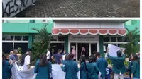 Sejumlah aliansi mahasiswa Stikes Yogyakarta turun ke jalan, untuk memperjuangkan hak pendidikan yang disebabkan oleh alih kelola dengan Universitas Kalbis Jakarta. Sumber: Dokumentasi Pribadi