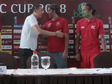 Stefano Teco (2kanan) memeluk Pelatih Song Lam Nghe An FC, Nguyen Duc Thang (2kiri) usai konferensi pers Piala AFC 2018 di Hotel Grandika, Jakarta, (13/3/2018). Persija akan melawan Song Lam Nghe AN FC. (Bola.com/Nick Hanoatubun)