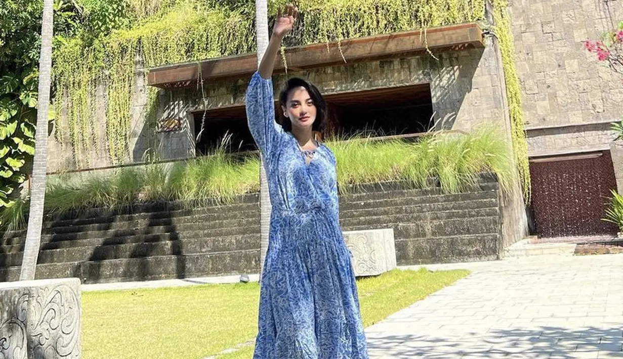 <p>Mengenakan dress longslevee biru, sangat cocok dengan tampilan rambut Ririn Terbaru @ririnekawati.</p>