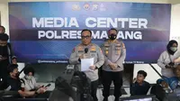 Kepala Divisi Humas Polri Irjen Pol Dedi Prasetyo memberikan keterangan soal update tragedi Kanjuruhan di Polres Malang. (Dian Kurniawan/Liputan6.com)