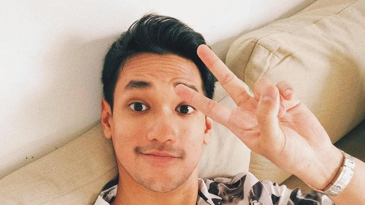 6 Potret Afgan Syahreza Tanpa Kacamata, Bikin Pangling Netizen