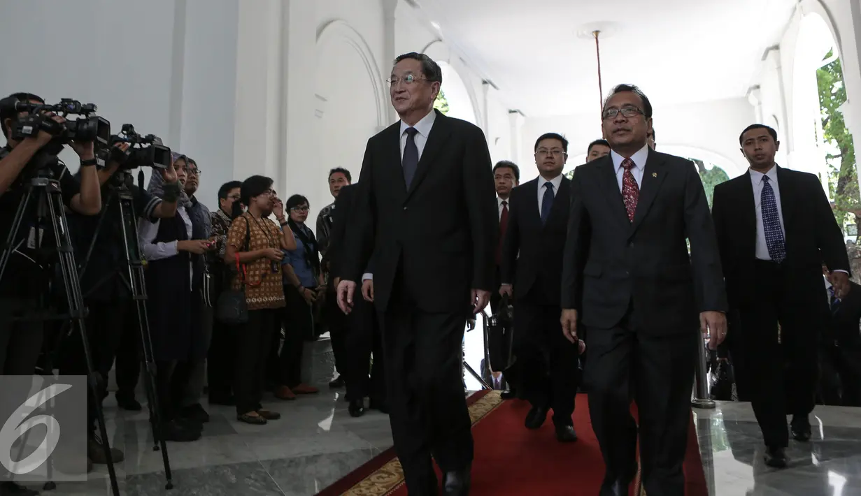 Ketua Parlemen Tiongkok Yu Zhengsheng dan rombongan saat tiba di Istana Merdeka, Jakarta, Senin (27/7/2015). Kedatangan Yu Zhengsheng untuk membahas investasi Tiongkok dan kerja sama di bidang kelautan. (Liputan6.com/Faizal Fanani)