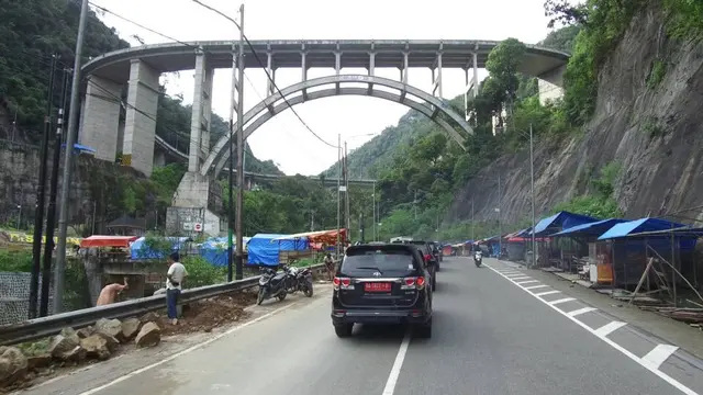Menikmati Panorama Kelok Sembilan di Jalur Mudik Sumbar - Riau