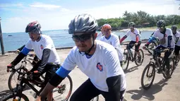 Peserta fun bike mengelilingi pantai pada acara Anyer Urban Festival 2019 di Pantai Anyer, Banten, Sabtu (30/3). Acara Fun bike juga diisi kegiatan seperti bazar rakyat, food truck festival, serta hiburan stand up comedy dan performance band The Upstairs. (Liputan6.com/HO/Elvis)