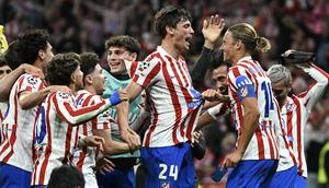 Bek Atletico Madrid asal Spanyol, Robin Le Normand (tengah), merayakan bersama rekan-rekannya setelah pertandingan leg kedua perempat final Liga Champions 2025/2026 antara Club Atlético de Madrid dan FC Barcelona di Stadion Metropolitano, Madrid, pada 14 April 2026. (Javier SORIANO / AFP)