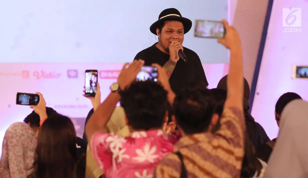 Musisi Virgoun saat bernyanyi pada gelaran EGTC Bandung 2018 di Graha Sanusi Hardjadinata, Universitas Padjajdaran, Bandung, Kamis (6/12). Virgoun membawakan tiga buah lagu diantaranya, Bukti dan Surat Cinta untuk Starla. (Liputan6.com/Helmi Fithriansyah)
