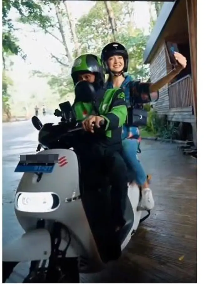 Momen driver ojol Babeh Ary bonceng Raline Shah. (Sumber: Instagram/ralineshah)