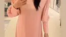 Dress pink dengan lengan ballon panjang juga bisa jadi inspirasi pakaian lebaran hingga halal bihalal seperti yang dikenakan Titi Kamal. Credit: Instagram  (@titi_kamall)