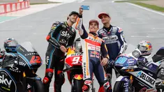 Juara Dunia MotoGP Marc Marquez (tengah) berswafoto bersama Juara Dunia Moto2 Francesco Bagnaia (kiri) dan Juara Dunia Moto3 Jorge Martin (kanan) usai Grand Prix Valencia di sirkuit Ricardo Tormo, Cheste, Spanyol, Minggu (18/11). (AP Photo/Alberto Saiz)