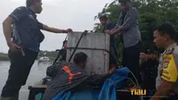 Harimau Bonita dievakuasi dalam kandang terbuat dari besi, dibawa menggunakan perahu cepat, Jumat, 20 April 2018, di Pelangiran, Kabupaten Indragiri Hilir, Riau. (Istimewa/Riauonline.co.id)