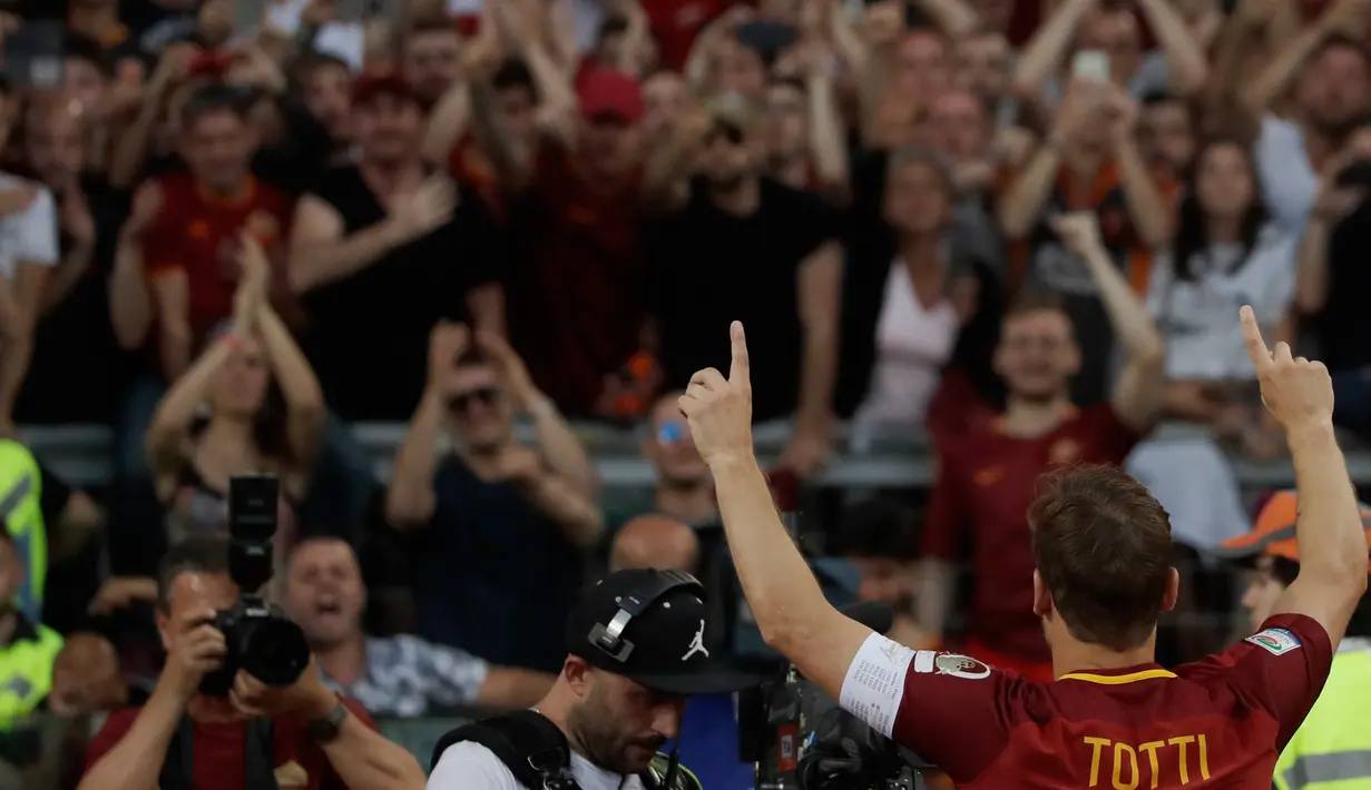 Francesco Totti memberikan salam perpisahan kepada suporter AS Roma usai pertandingan terakhirnya melawan Genoa di Stadion Olimpico, (28/5). Totti yang telah berusia 40 menyatakan gantung sepatu setelah musim ini berakhir (AP Photo/Alessandra Tarantino)