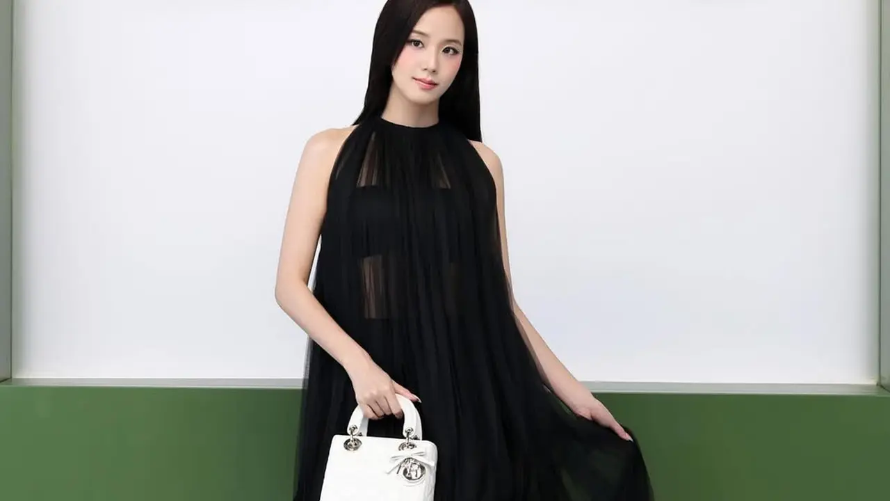Jisoo BLACKPINK Tampil Elegan di Dior Paris Fashion Week, Kenakan Gaun Terawang Hitam dan Tas Ikonik Lady Dior