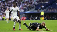 Gelandang Real Madrid Eduardo Camavinga mengontrol bola di sebelah gelandang Union Berlin Aissa Laidouni dalam matchday 1 Grup C Liga Champions 2023/2024, di Santiago Bernabeu, Rabu malam (20/9/2023). (AP Photo/Manu Fernandez)