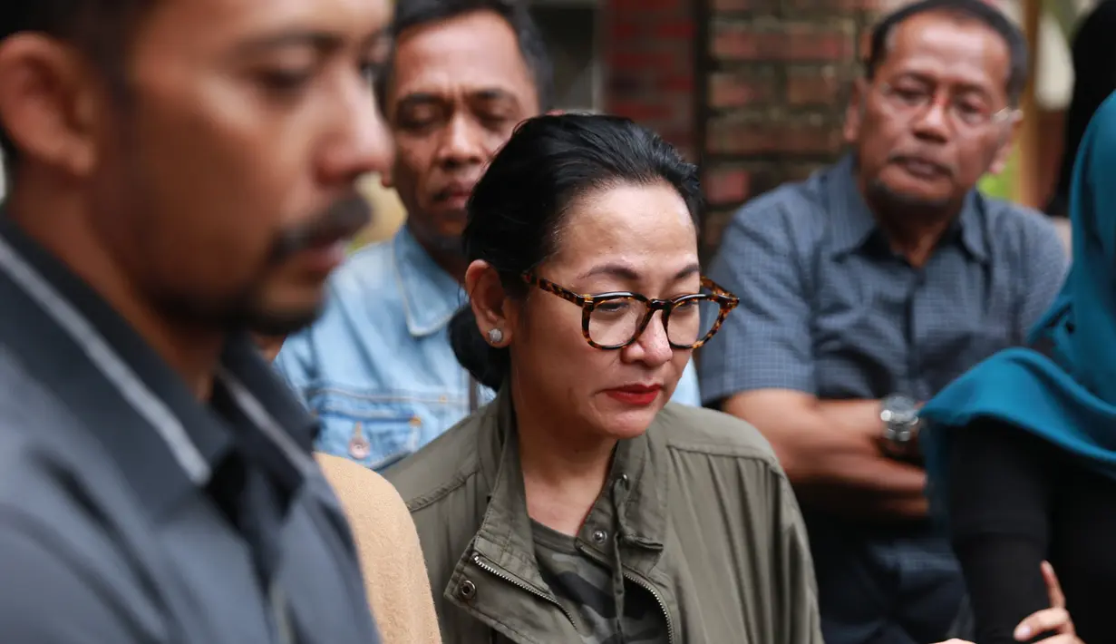 Jenazah Yon Koeswoyo dimakamkan di Tempat Pemakaman Umum (TPU) Tanah Kusir, Jakarta Selatan, Sabtu (6/1/2018) pagi. Satu pusara dengan Tonny Koeswoyo. (Adrian Putra/Bintang.com)